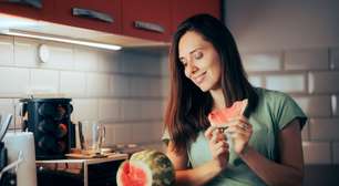 Médico lista frutas ideais para consumo à noite e alerta sobre os excessos