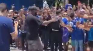 Gerson chega na Toca da Raposa e é recebido com festa de torcedores