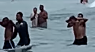 Adolescentes são detidos dentro do mar após roubarem corrente de prata de mulher no litoral de SP