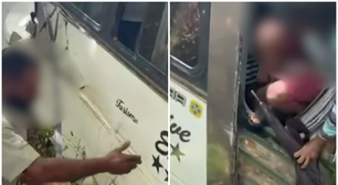 Ônibus cai em ribanceira e passageiros saem pelas janelas no litoral da Bahia; veja vídeo