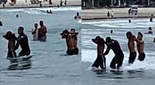 Adolescentes são detidos dentro do mar após roubarem corrente de prata de mulher no litoral de SP