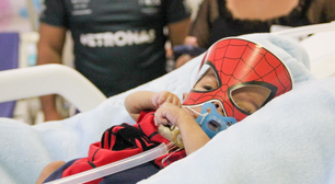 Bebê prematuro deixa hospital vestido como herói após 8 meses de internação