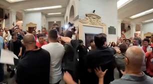 Empurra-empurra e agressões: ato da esquerda pelo 8 de janeiro tem confusão com bolsonaristas na USP