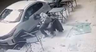 Homem é atingido por placa de vidro que 'caiu do céu' enquanto tomava café na rua