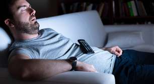 Dormir com a TV ligada pode fazer mal à sua saúde?
