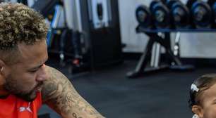 Filha de Neymar e Bruna Biancardi, Mavie 'sua a camisa' em dia de 'treino' com o pai famoso e conquista a web (outra vez!): 'Dupla linda'