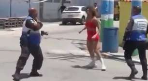 Mulher agride policiais militares com chutes e acaba detida no RJ