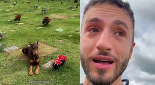 Jovem se emociona com atitude de cachorro durante visita ao túmulo do avô