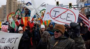 Milhares protestam e dezenas são presos após morte de mulher por agente de imigração dos EUA