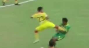 Jogador é banido do futebol por voadora em adversário; veja