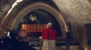 Inédito e histórico: Papa visita o túmulo de São Charbel