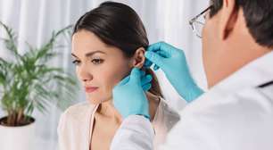 Por que a audição fica comprometida em altas altitudes?