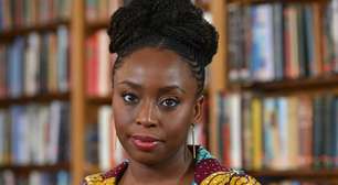 Família da escritora Chimamanda Ngozi acusa hospital de negligência por morte de filho de 21 meses