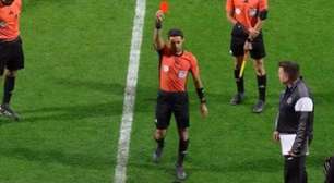 Vídeo: jogador é expulso por cuspir na direção do árbitro
