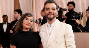 Wagner Moura chega ao Globo de Ouro ao lado de esposa; veja looks