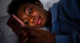 Como melhorar o sono sem parar de usar o celular