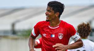 Capitão do Santa Clara, Yan Feres consolida liderança defensiva em campanha histórica em Portugal