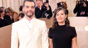 Com look discreto e elegante, esposa de Wagner Moura chama atenção ao lado do ator no 'Globo de Ouro'. Veja fotos do casal!