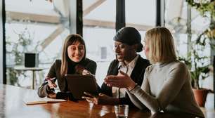 Sete frases que pessoas bem-sucedidas usam para manter a felicidade e a calma no trabalho, segundo psicóloga de Harvard