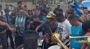 Tetê chega a Porto Alegre e vibra com chance de retornar ao Grêmio: "Muito feliz"