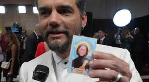 Wagner Moura' carrega santinho de Fernanda Torres ao tapete vermelho do Globo de Ouro
