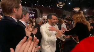 Wagner Moura ganha abraço de Julia Roberts após Agente Secreto faturar Globo de Ouro