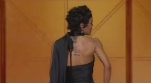 Atriz mostra calcinha fio-dental em comemoração após ganhar Globo de Ouro