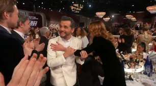 Veja o cumprimento de Julia Roberts a Wagner Moura após 'O Agente Secreto' vencer o Globo de Ouro