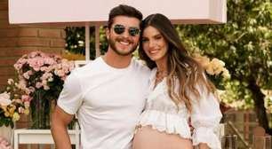 Camila Queiroz e Klebber Toledo celebram um mês da filha Clara e se declaram: 'Amor inexplicável'