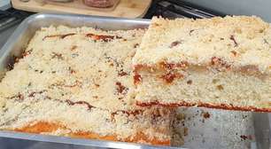 Cuca de doce de leite com banana e farofa crocante para um lanche da tarde irresistível