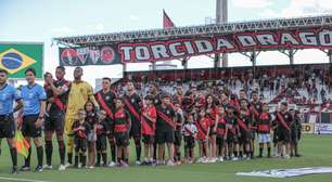 Zagueiro do Atlético-GO celebra com recado para jogadores na sequência