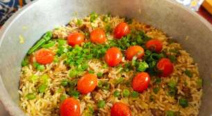 Arroz de costela extremamente saboroso e com preparo fácil para surpreender no almoço em família