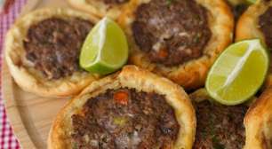 Como fazer esfiha aberta igual à de pizzaria, com massa fofinha e recheio suculento para a família