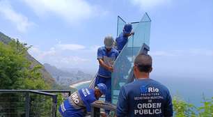 SEOP remove escada de vidro instalada sem licença no Mirante do Arvrão, no Vidigal