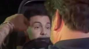 Zezé Di Camargo tem cabeça presa em vidro de veículo e vídeo viraliza