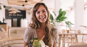 Água de coco de caixinha ou natural: qual é mais segura para a saúde?