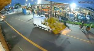 Homem é atropelado enquanto empurrava carrinho com frutas em Curitiba (PR)