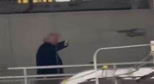 Trump xinga e mostra dedo do meio para funcionário que o chamou de 'protetor de pedófilo'