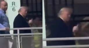 Trump xinga e mostra o dedo do meio a funcionário que o chamou de 'protetor de pedófilo' em visita a fábrica