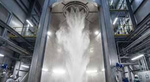 Uma torre de 30 metros de altura e um spray de alta pressão: é assim que a indústria transforma sabão líquido no pó que lava suas roupas