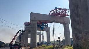 Tailândia: guindaste cai, descarrila trem, provoca incêndio e deixa mortos e feridos; veja vídeo