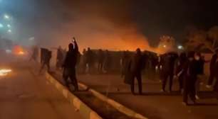 Repressão aos protestos no Irã deixa mais de 2.500 mortos; Trump promete ajuda