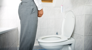 Urinar sentado ou em pé? Médica explica qual é melhor para a saúde