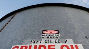 Petróleo fecha em alta, mas devolve ganhos após Trump amenizar preocupações sobre Irã