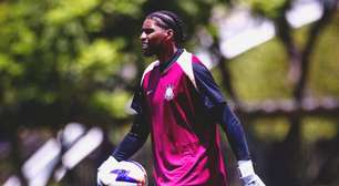 Hugo Souza fica de fora de treino do Corinthians e pode ser baixa contra o Bragantino