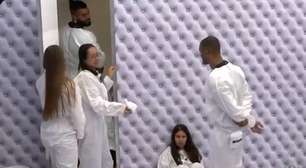 BBB26: Participantes notam parede do banheiro do Quarto Branco suja de fezes