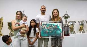 Palmeiras homenageia Weverton, e Leila Pereira justifica liberação sem custos
