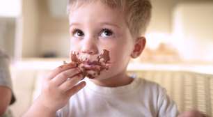 Criança pequena pode comer açúcar? Veja