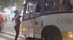 Ônibus arrasta moto após discussão no trânsito na Avenida Ataulfo de Paiva, no Leblon