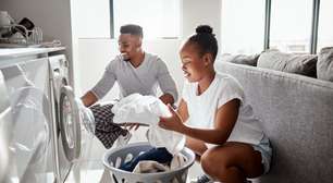 Se você quer que suas roupas saiam brancas e brilhantes da máquina de lavar, você só precisa de um produto alcalino que você já tenha em casa